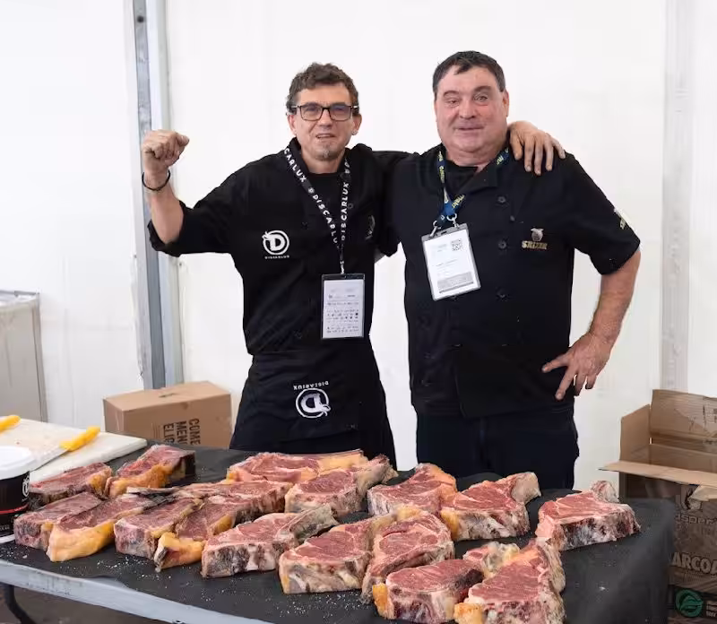 Alberto Roth, director nacional comercial de Bodega Rioja Alta, y Julio Saenz, enólogo de la firma, han tenido también gran protagonismo, no en vano han suministrado el vino para maridar la carne en el certamente. Los caldos elegidos han sido un Rioja Viña Ardanza y un Ribera Finca El Otero. Unos vinos espectaculares.