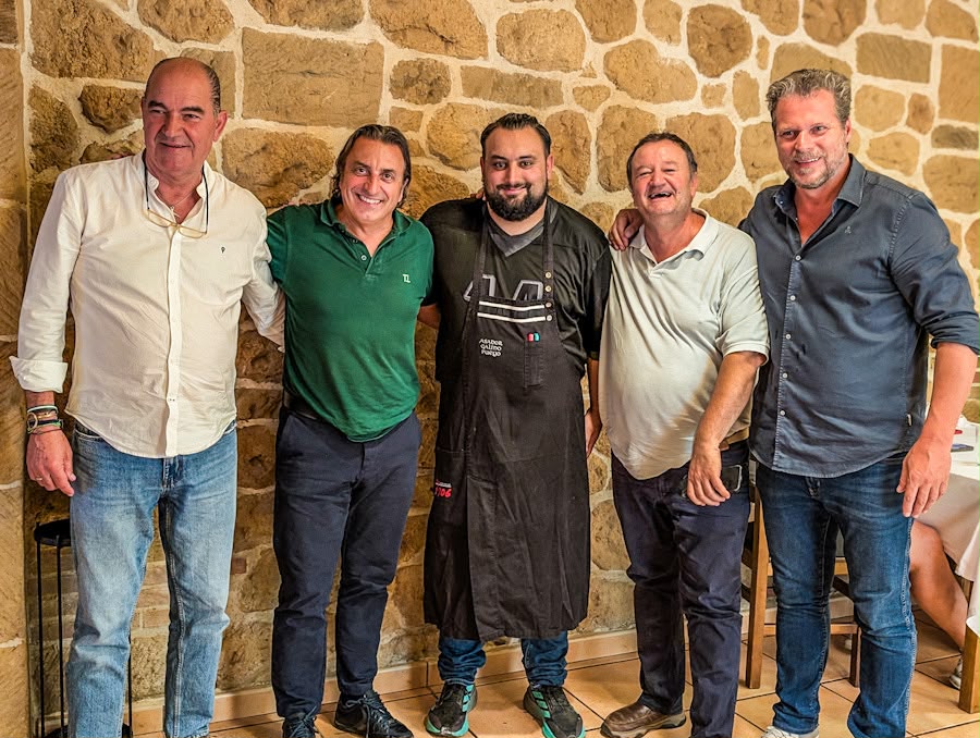 Paco Malia junto a profesionales de la gastronomía durante un encuentro sobre atún rojo, buey y cerdo ibérico